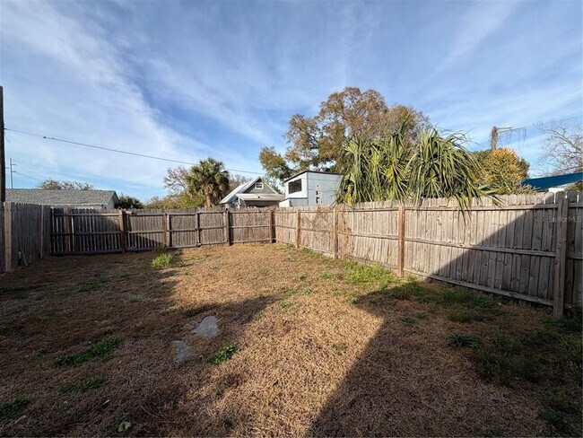 Building Photo - 2341 W Walnut St