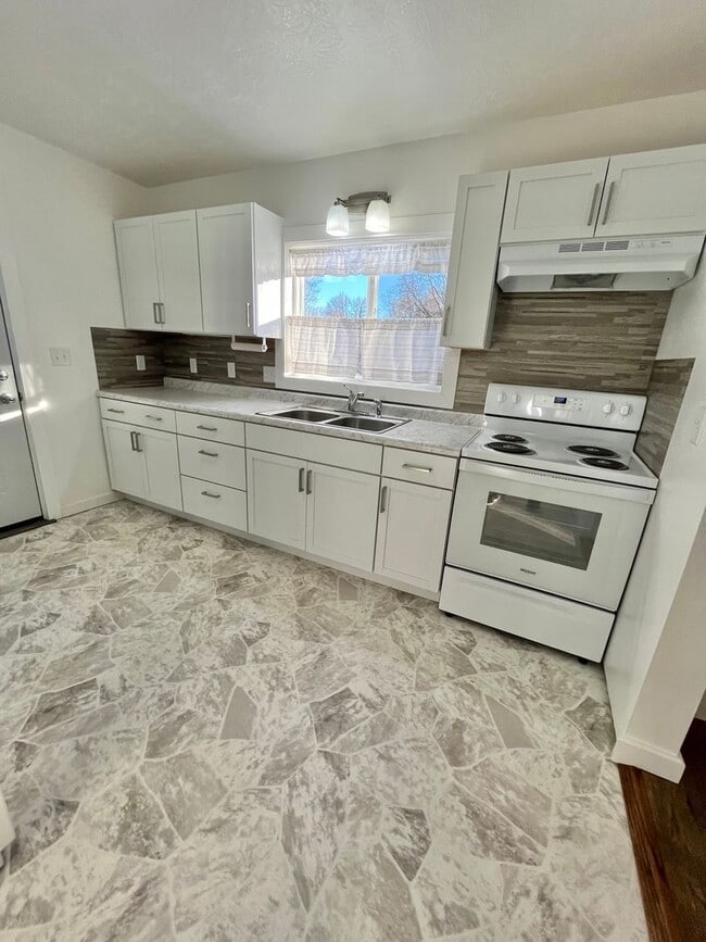 Building Photo - Spacious Fully Remodeled Ground Floor Duplex!