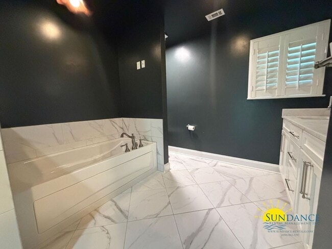 Building Photo - Exquisite Designer Home in Central Fort Walton Beach