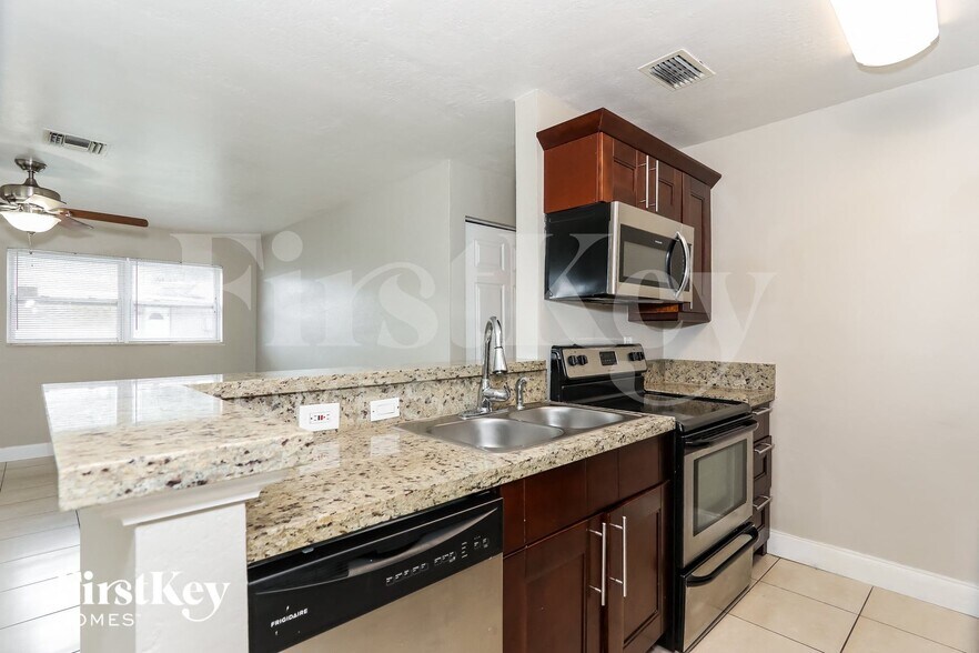 Building Photo - 2350 SW 68th Terrace