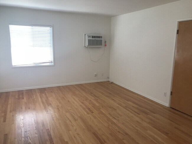 Building Photo - 1055 Thompson Ave