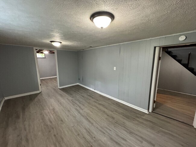 Building Photo - 2342 E Legrande Ave