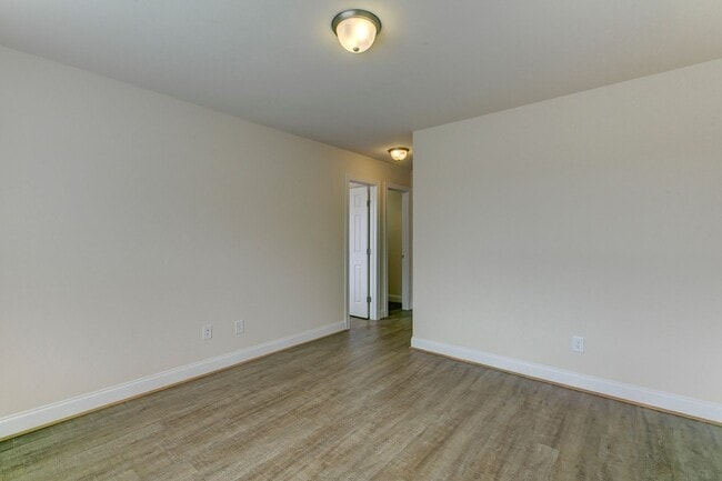 Building Photo - Two Story Townhome!