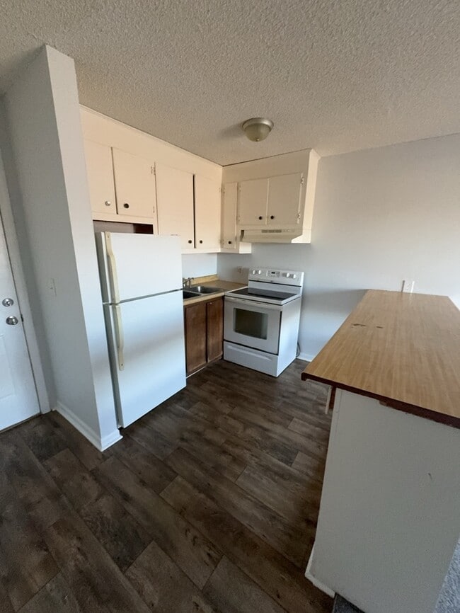 Building Photo - Studio Apartment