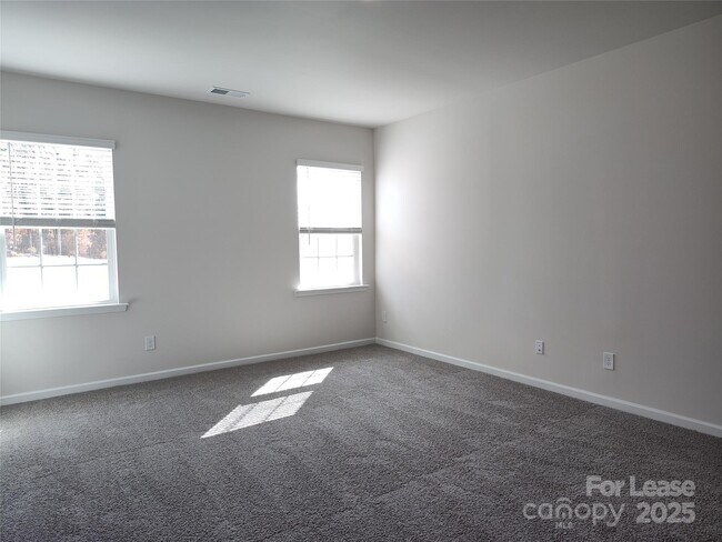 Building Photo - 1404 Secrest Cmns Dr