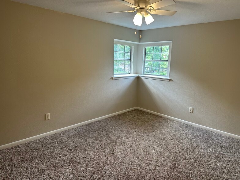 Building Photo - 6 Trailwood Ct