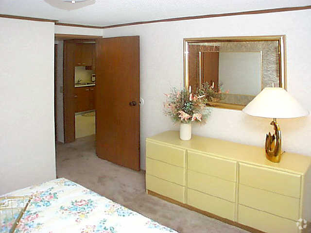 Bedroom - Lindendale Apts