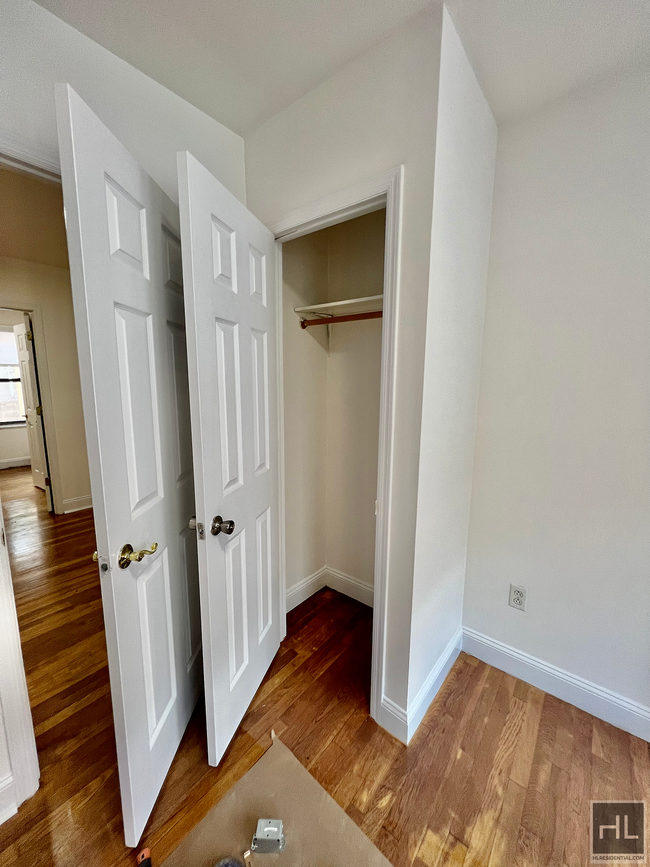 Building Photo - Renovated 2 Bed/Flex 3 Duplex With Private...