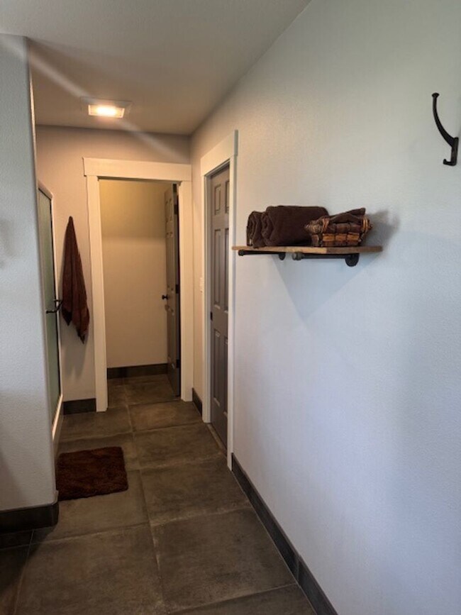 Building Photo - Country Style Living in this Charming Home in Anderson