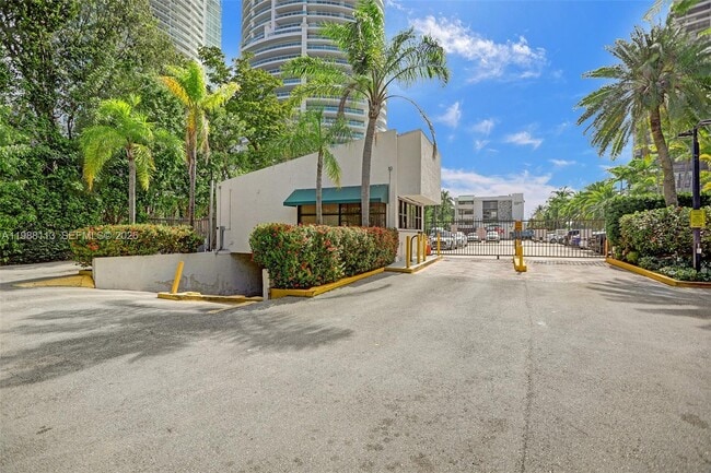 Building Photo - 2201 Brickell Ave