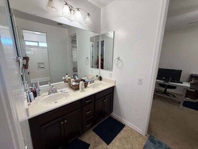 Building Photo - 2595 E Ebony Dr
