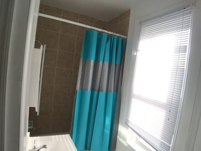 Building Photo - 2 Bedroom, 1 Bath Home