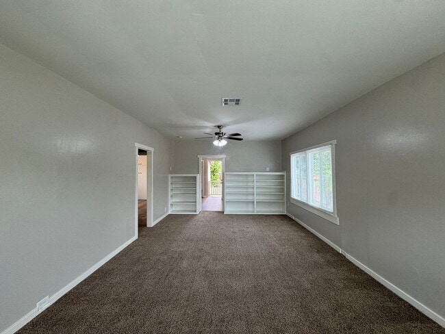 Building Photo - Adorable Oleander Home!