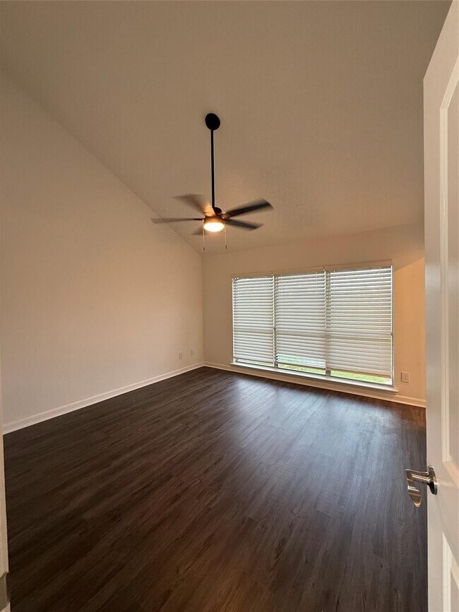 Building Photo - 2406 Lakefield Way