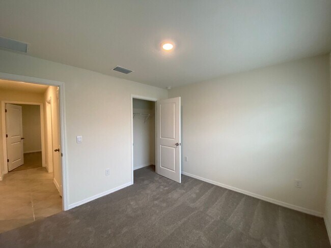 Building Photo - Desirable SE Ocala Neighborhood - Deer Path - 3/2/2 *Won't Last*