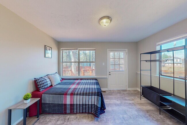 Building Photo - THE LINCOLNDALE | Spacious & comfortable Ellenwood house featuring a dining area designed for con...