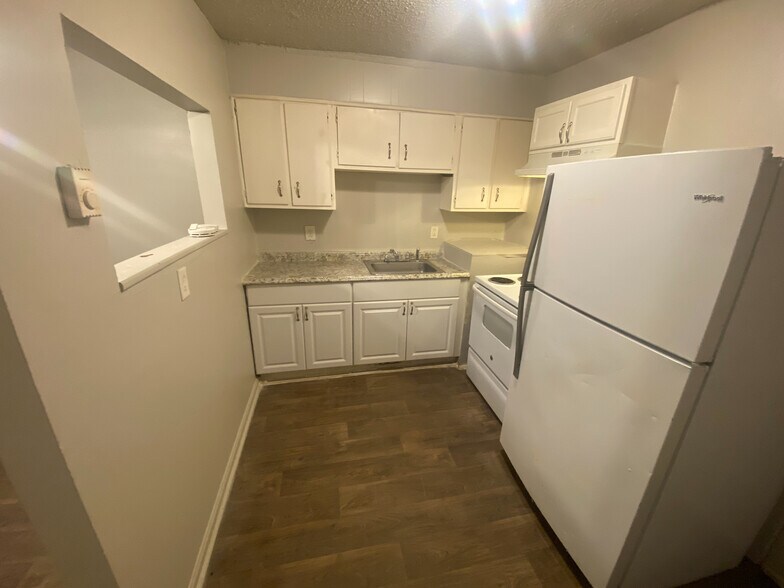 Building Photo - Room in Condo on Alamance Church Rd