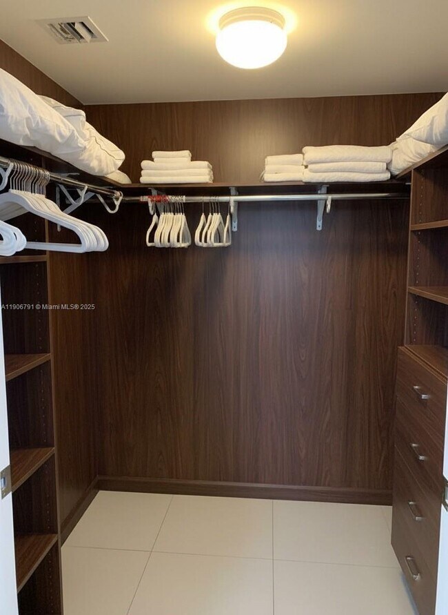 Building Photo - 485 Brickell Ave