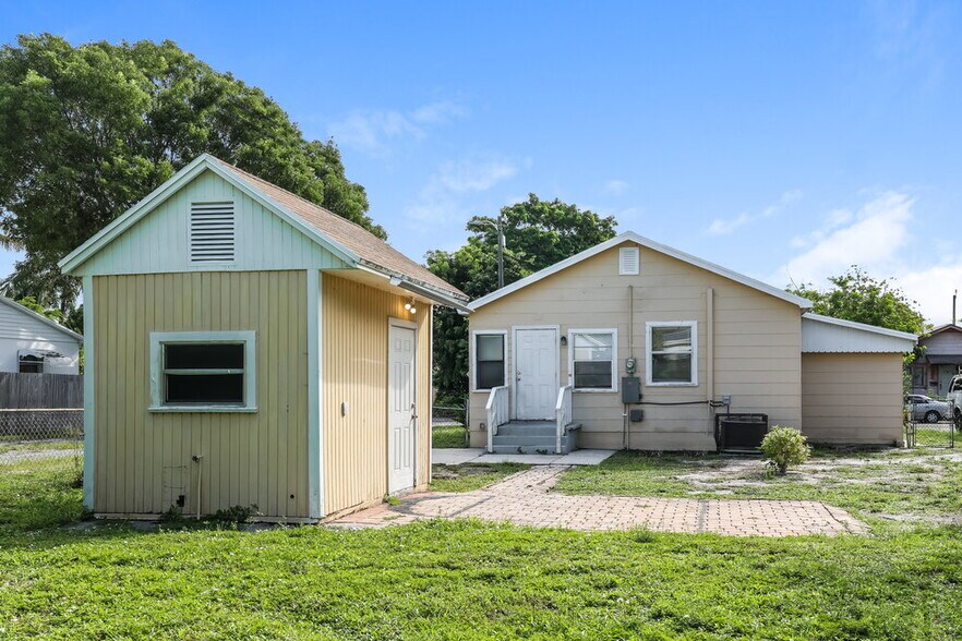 Building Photo - 831 C St