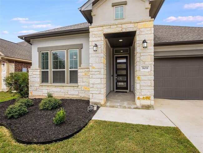 Building Photo - 909 Del Raphael Dr