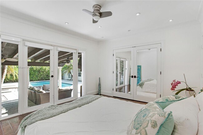 Building Photo - 1161 Sunset Dr