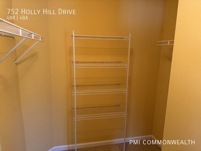 Building Photo - 752 Holly Hill Dr