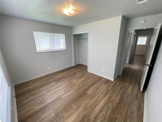 Building Photo - 5900 Glen Meadow Dr