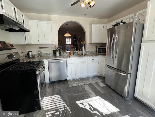 Building Photo - 37 Carriage House Cir