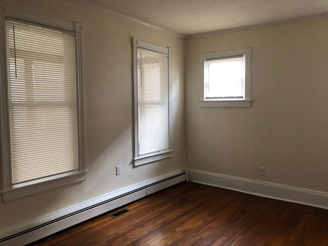 Building Photo - Fantastic Apartment in Great Neighborhood. Recently Renovated! Hardwood Floors! Private Driveway!