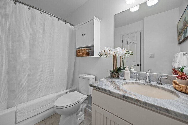 Building Photo - Gorgeous Mid-Century Modern Ranch in West Raleigh near NCSU and Lake Johnson - Fenced-in Backyard!