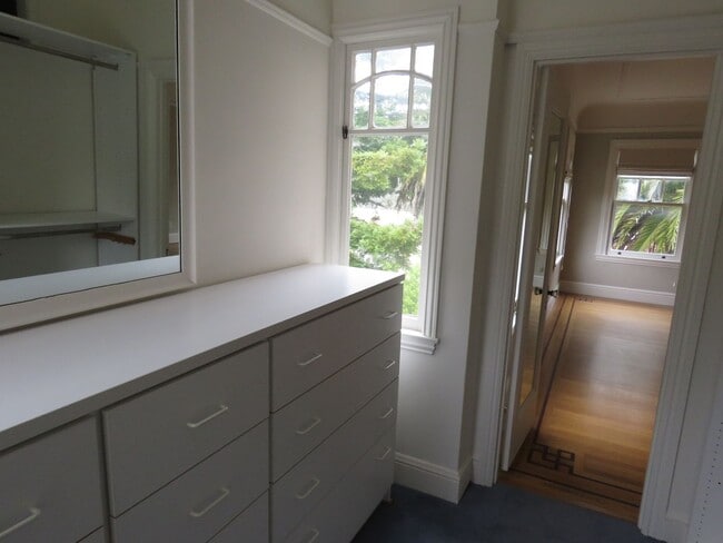 Building Photo - Elegant 4 bedroom House  with bonuses