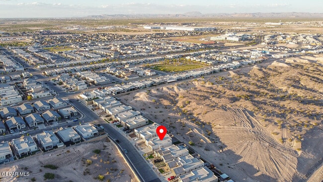 Building Photo - 870 Airship Pl