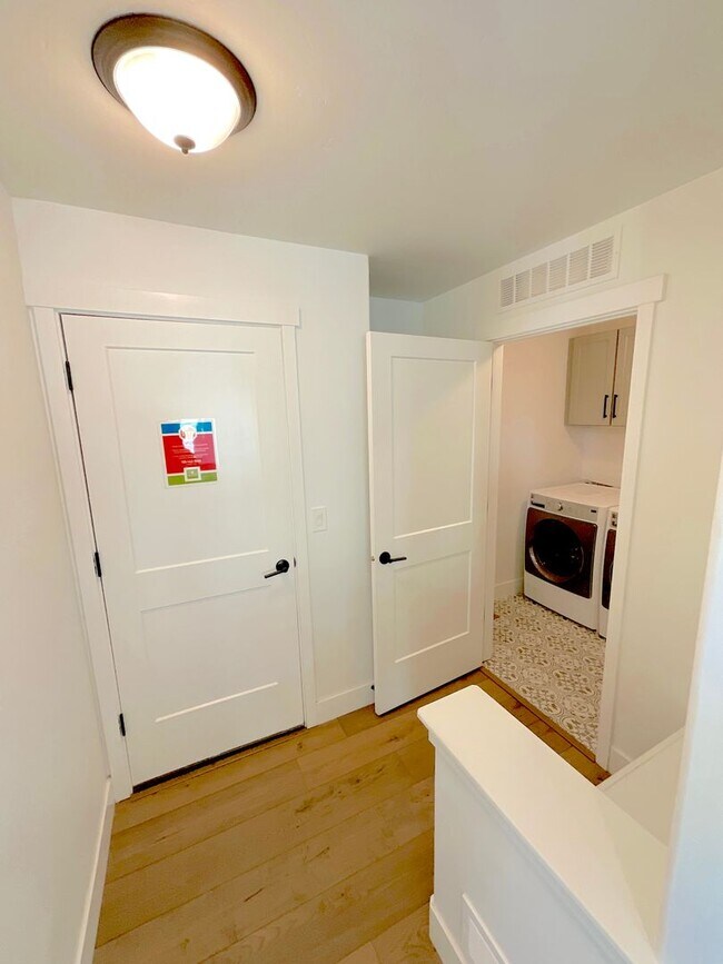 Building Photo - 5 Bedroom Home Available Near Baptist Rd &...