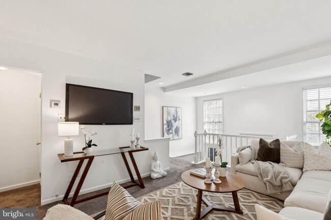 Building Photo - Great Townhouse w/ 2 Bedrooms, 1.5 Baths, ...