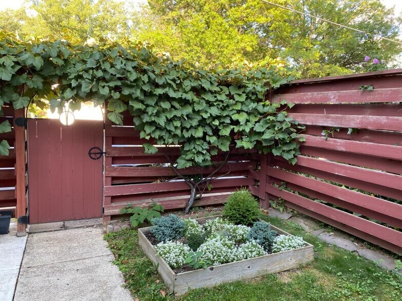 Building Photo - 436 Amblewood Way