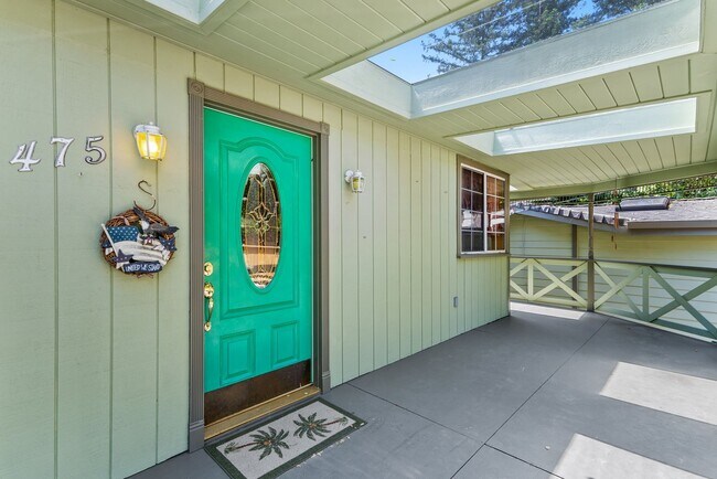 Building Photo - 475 Riverview Dr