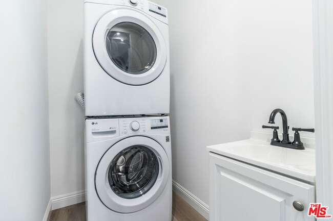 Building Photo - 5325 Ben Ave