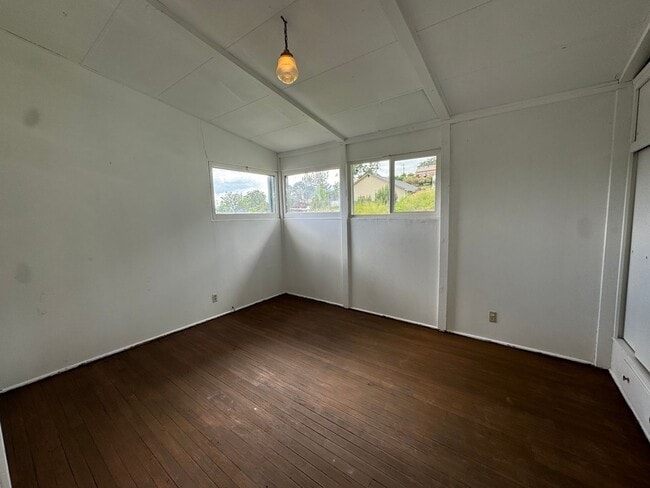 Building Photo - 2 bedroom duplex