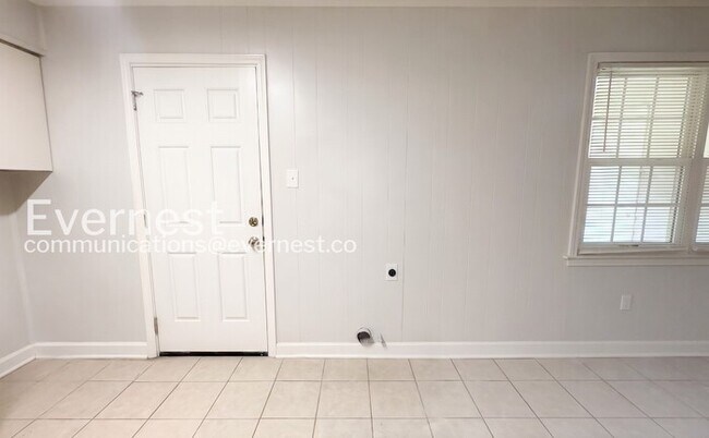 Building Photo - Cozy Home with Fenced Yard and Parking. / 3 Bed & 1 Bath / Availability Now!