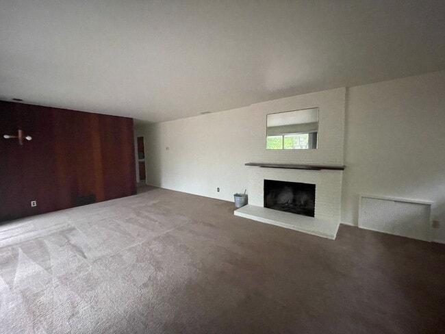 Building Photo - Charming Pet Friendly, 3-Bedroom 1-Bath, p...