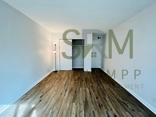 Building Photo - Remodeled one bedroom condo off Gardiner Lane with pool access