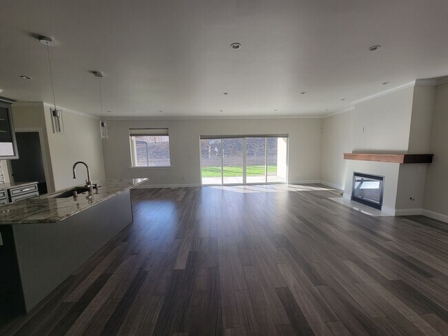 Building Photo - Stylish Single-Level Home in Pasco with Fi...