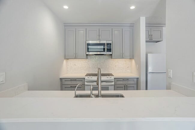 Building Photo - 363 Eden Roc Dr