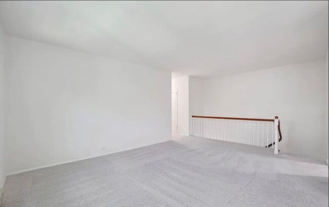 Building Photo - Charming Tree-Top Condo in Historic Parkfa...