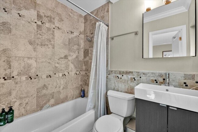 Building Photo - 426 NE 8th Ave