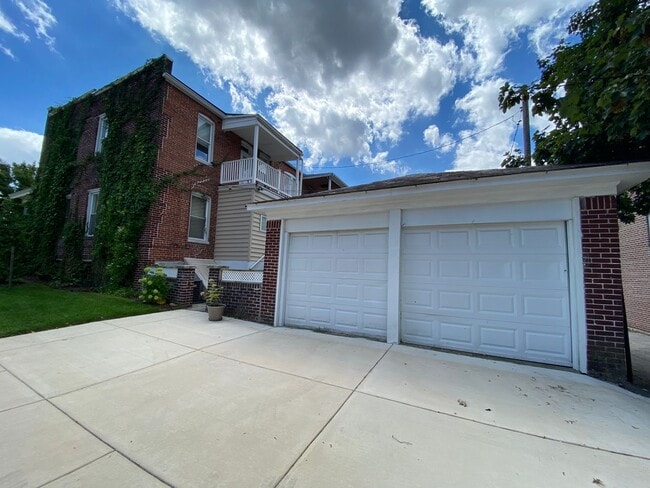 Building Photo - Charming 3 Bedroom/1.5 Bathroom Townhome i...