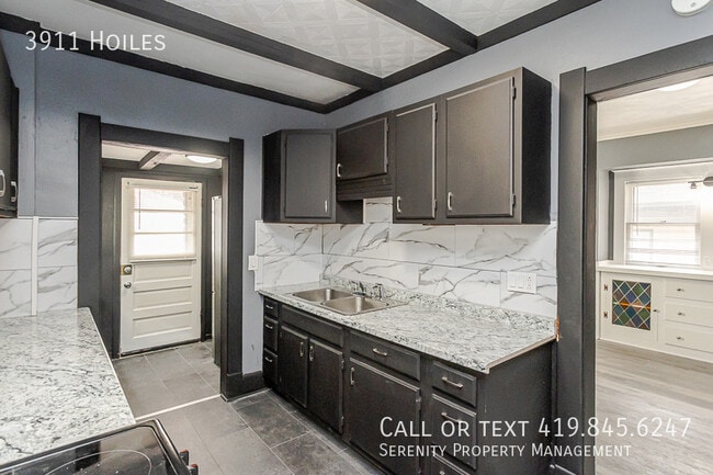 Building Photo - 3911 Hoiles-