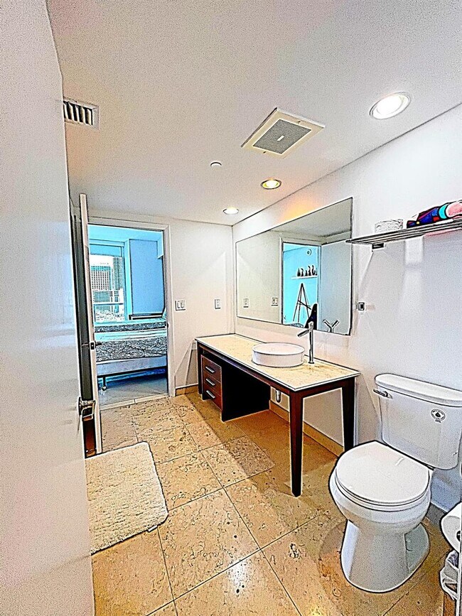 Building Photo - 495 Brickell Ave