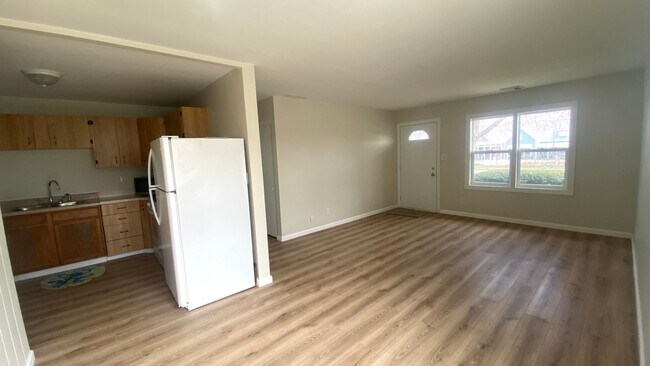 Building Photo - Beautiful 3 Bedroom Home Available after J...