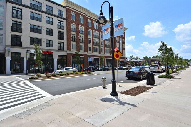 Building Photo - Top-Floor 3BD/3BA seconds to Downtown Crown!